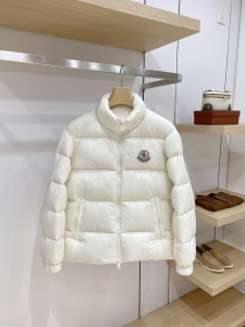 モンクレール Moncler 2026 秋冬新作 Corborant エンボスカラーロゴ フード付きダウンジャケット オフホワイト 男女兼用 hicopymn007