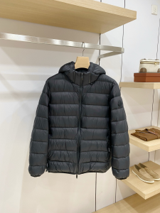 モンクレール Moncler 2026 新作 軽量ダウンジャケット フード付き ブラック 男女兼用 hicopymn009