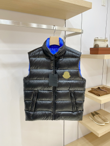 モンクレール Moncler 2026 秋冬 Dervox ハイネックダウンベスト ブラック（内側ブルー）男女兼用 hicopymn020