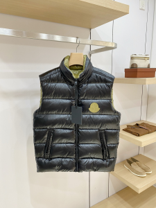 モンクレール Moncler 2026 秋冬 Dervox ハイネックダウンベスト ブラック（内側グリーン）男女兼用 hicopymn021