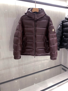 最高クオリティ モンクレール Moncler 2026 秋冬 Maya クラシックフード付きダウンジャケット ユニセックス ワインレッド hicopymn036