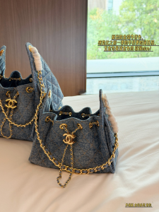 【CHANEL】シャネル 26A 25バッグ ホーボー ブルーデニム ゴールドステッチ 金線シリーズ ミニ＆スモールサイズ 嬉皮スタイル 腋下バッグ (公式型番: AS2793B04938C3947)