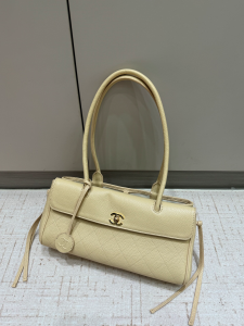 【CHANEL】シャネル 26S バゲットバッグ クリーム カーフスキン ゴールド金具 韓流スタイル リラックスエレガンス (公式型番: AS3011B04900C9016)
