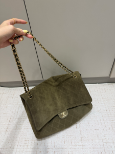 【CHANEL】シャネル 26S クラシックフラップ マキシ スエード オリーブグリーン ゴールド金具 (公式型番: AS3812B04900C9012)