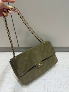 【CHANEL】シャネル 26S クラシックフラップ スモール スエード オリーブグリーン ゴールド金具 (公式型番: AS3211B04900C9011)