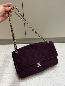 【CHANEL】シャネル 26S クラシックフラップ スモール スエード ディープパープル ゴールド金具 (公式型番: AS3211B04900C9011)