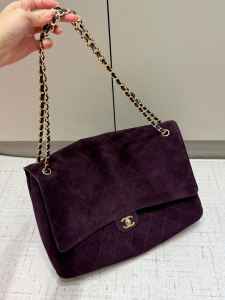 【CHANEL】シャネル 26S クラシックフラップ マキシ スエード ディープパープル ゴールド金具 (公式型番: AS3812B04900C9012)