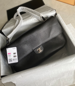 【CHANEL】シャネル 26S フラップバッグ ブラック キャビアスキン シルバー金具 エアポートスタイル 通勤通学 (公式型番: AS6231B20827U1536)