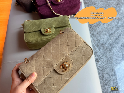 【CHANEL】シャネル 26B マキシ ミニ クラシック フラップ バッグ スエード ベージュ ゴールド金具 (公式型番: AS2012B04900CXXXX)