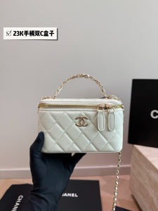 【CHANEL】シャネル 23K ダブルCハンドル ボックスバッグ ホワイト ゴールド金具 キルティング 2WAY (公式型番: CHANEL-23K-HANDLE-BOX-BAG-WHITE-GOLD-16CM)