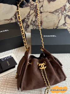 【CHANEL】シャネル 26C ミニ 25 バッグ ブラウン スエード ゴールド金具 ドローコード 2WAY (公式型番: CHANEL-26C-MINI-25-BAG-BROWN-SUEDE-GOLD-20CM)