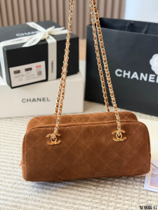 【CHANEL】シャネル 26A バゲット バッグ ブラウン スエード ゴールド金具 キルティング ショルダー (公式型番: CHANEL-26A-BAGUETTE-BAG-BROWN-SUEDE-GOLD-31CM)