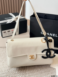 【CHANEL】シャネル 26S エアポート バッグ ホワイト キャビアスキン ゴールド金具 ブラックチャーム付き 2WAY (公式型番: CHANEL-26S-AIRPORT-BAG-WHITE-GOLD-BLACK-CHARM-33CM)