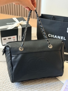 【CHANEL】シャネル ブラック シルバー チェーン ボストン バッグ キャビアスキン CC刺繍 レザー 2WAY (公式型番: CHANEL-BOSTON-BAG-BLACK-SILVER-CHAIN-32CM)