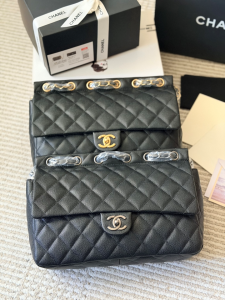 【CHANEL】シャネル クラシック フラップ バッグ（CF） キャビアスキン ゴールド/シルバー金具 チェーンストラップ 2WAY (公式型番: CHANEL-CF-CLASSIC-FLAP-BAG-BLACK-GOLD-SILVER-32CM)