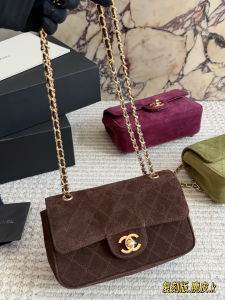 【CHANEL】シャネル クラシック フラップ バッグ（CF） ブラウン/キャメル スエード ゴールド金具 レザー通しチェーン 2WAY (公式型番: CHANEL-CF-CLASSIC-FLAP-BAG-BROWN-SUEDE-GOLD-21CM)